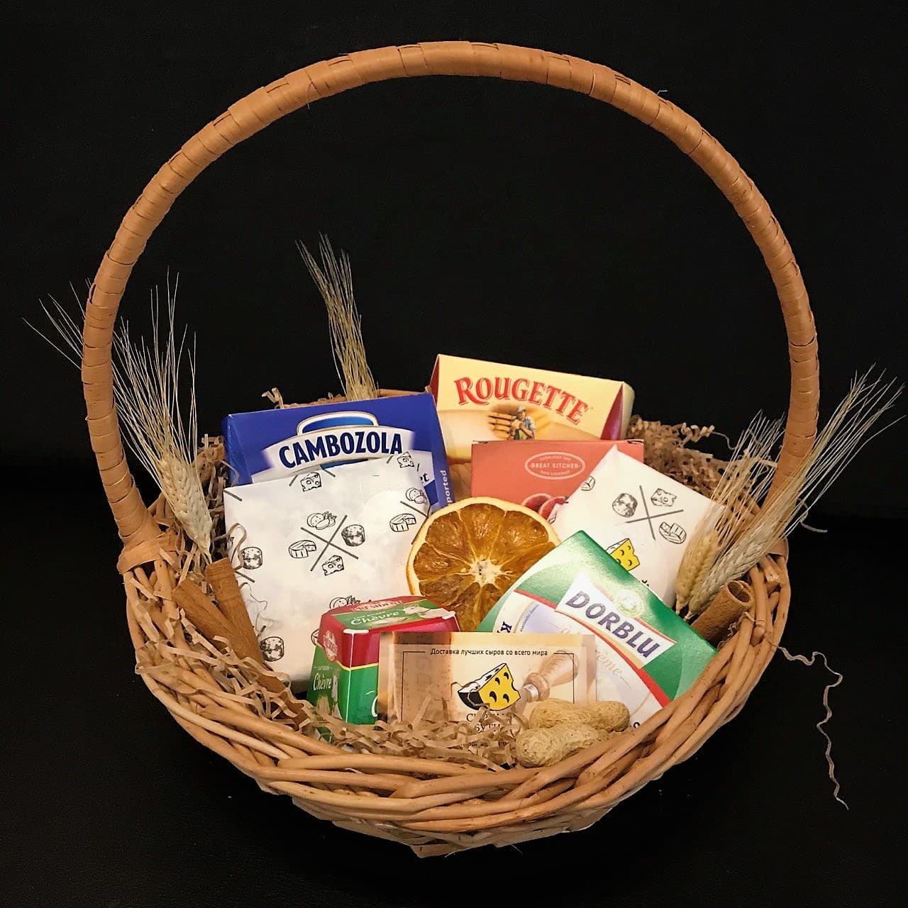 Подарочная корзина с мягкими сырами